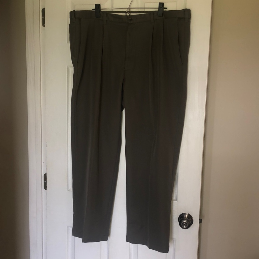 Haggar men’s slacks, 44X29. EUC, no holes or stains. Zipper works good.